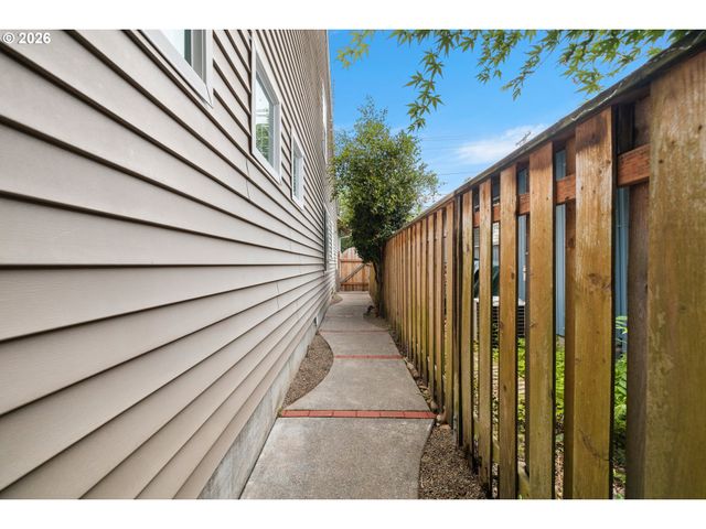 215 E HEREFORD St, Gladstone, OR 97027