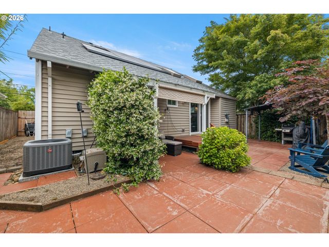 215 E HEREFORD St, Gladstone, OR 97027
