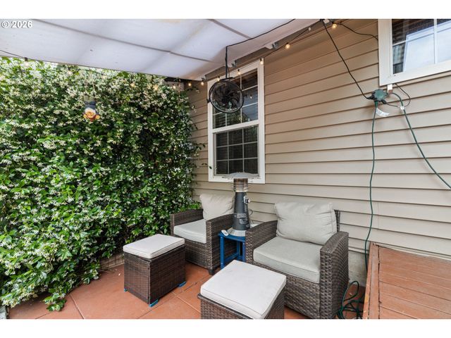 215 E HEREFORD St, Gladstone, OR 97027