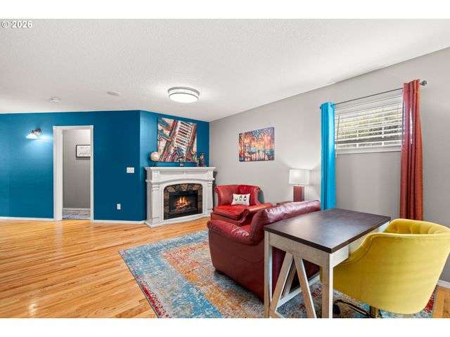 215 E HEREFORD St, Gladstone, OR 97027
