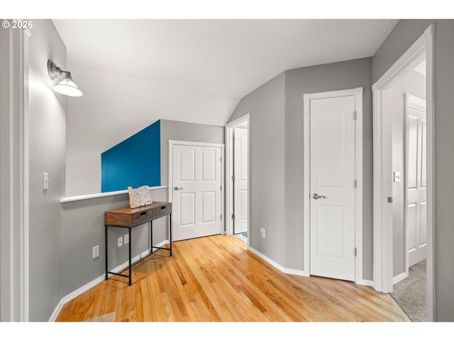 215 E HEREFORD St, Gladstone, OR 97027
