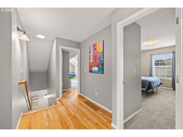 215 E HEREFORD St, Gladstone, OR 97027
