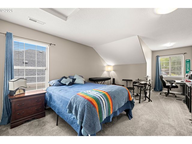 215 E HEREFORD St, Gladstone, OR 97027