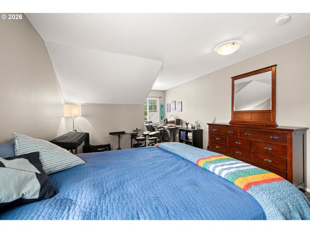 215 E HEREFORD St, Gladstone, OR 97027