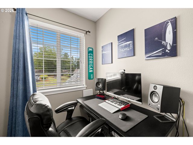 215 E HEREFORD St, Gladstone, OR 97027