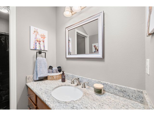 215 E HEREFORD St, Gladstone, OR 97027