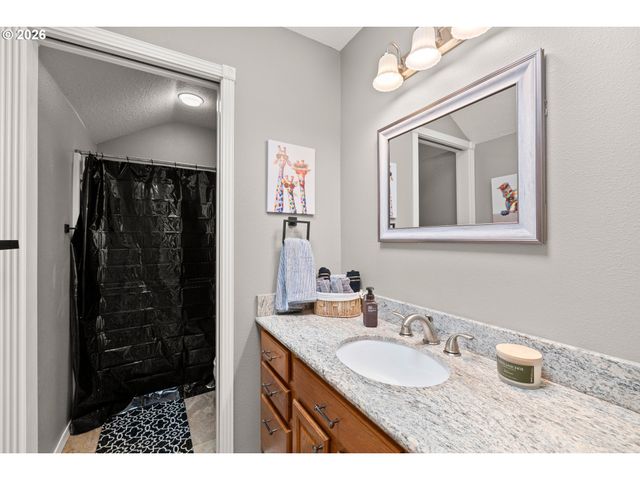 215 E HEREFORD St, Gladstone, OR 97027