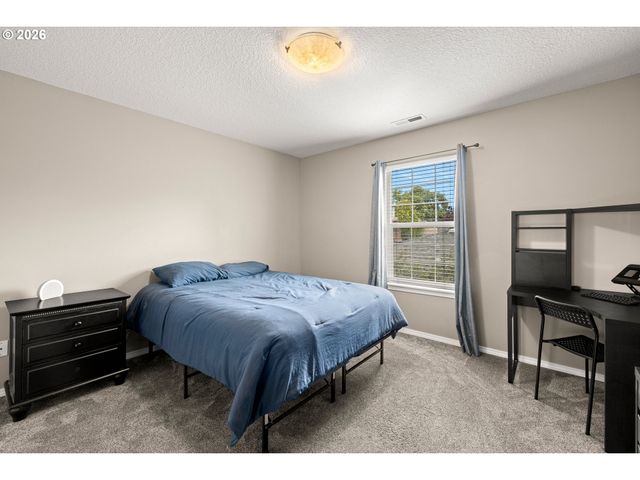 215 E HEREFORD St, Gladstone, OR 97027
