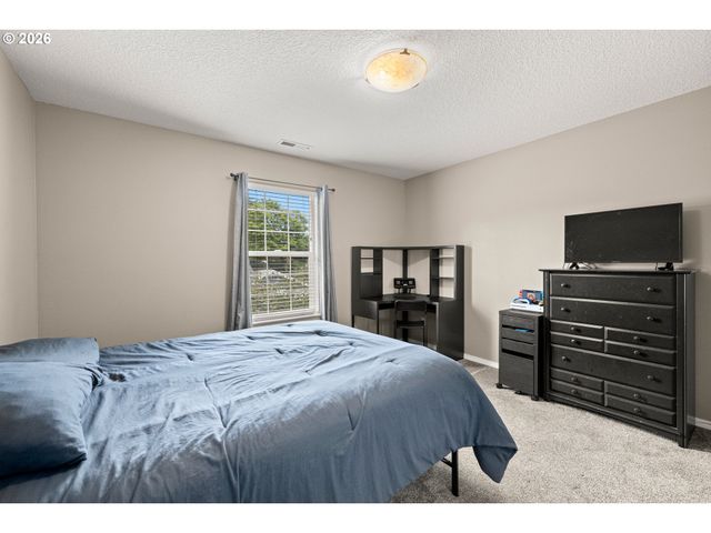 215 E HEREFORD St, Gladstone, OR 97027
