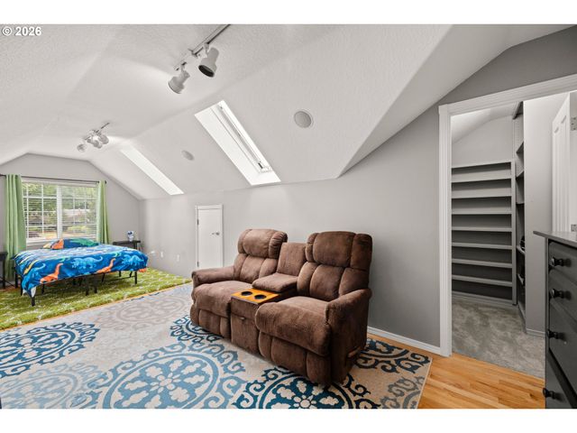 215 E HEREFORD St, Gladstone, OR 97027