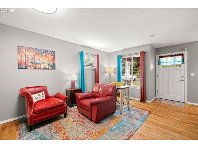 215 E HEREFORD St, Gladstone, OR 97027