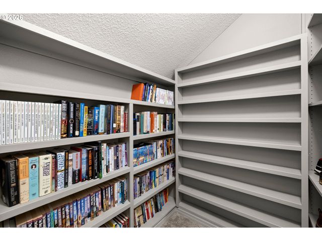 215 E HEREFORD St, Gladstone, OR 97027