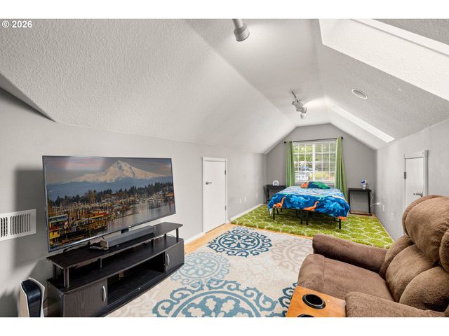 215 E HEREFORD St, Gladstone, OR 97027