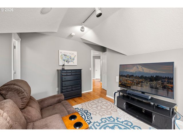 215 E HEREFORD St, Gladstone, OR 97027