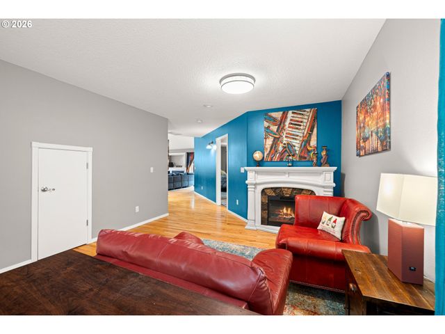215 E HEREFORD St, Gladstone, OR 97027