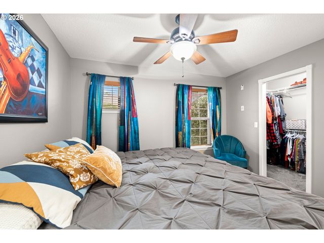 215 E HEREFORD St, Gladstone, OR 97027
