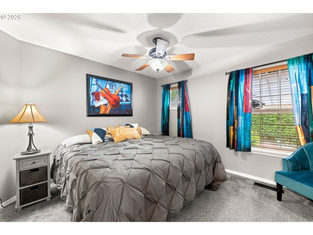 215 E HEREFORD St, Gladstone, OR 97027