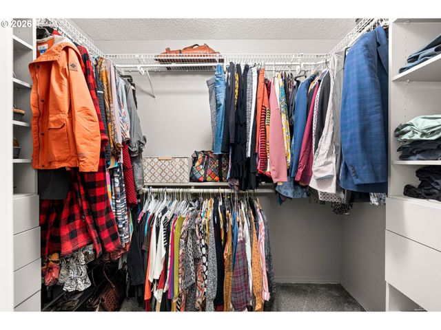 215 E HEREFORD St, Gladstone, OR 97027