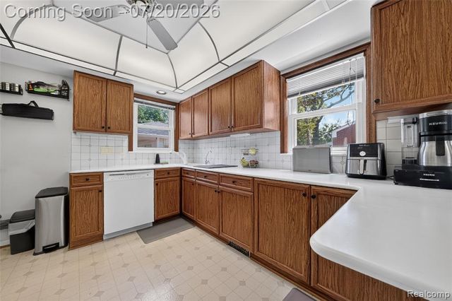9428 Gillman Street, Livonia, MI 48150