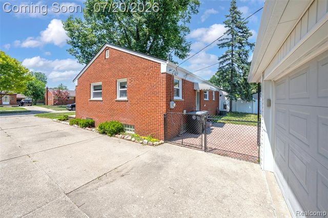 9428 Gillman Street, Livonia, MI 48150