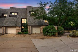 925 Maison Ladue Drive, Creve Coeur, MO 63141