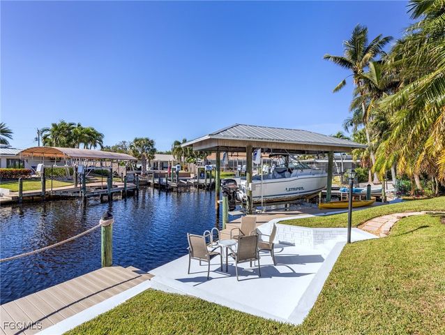 392 Snow DR, Fort Myers, FL 33919