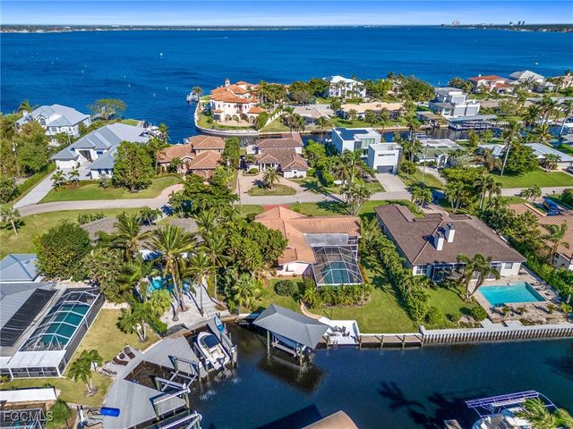 392 Snow DR, Fort Myers, FL 33919