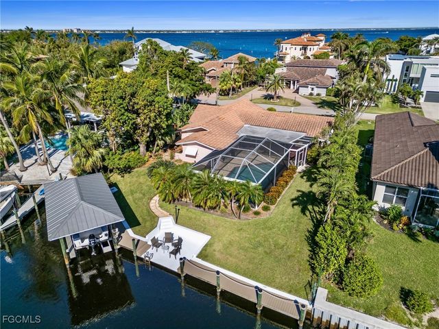 392 Snow DR, Fort Myers, FL 33919