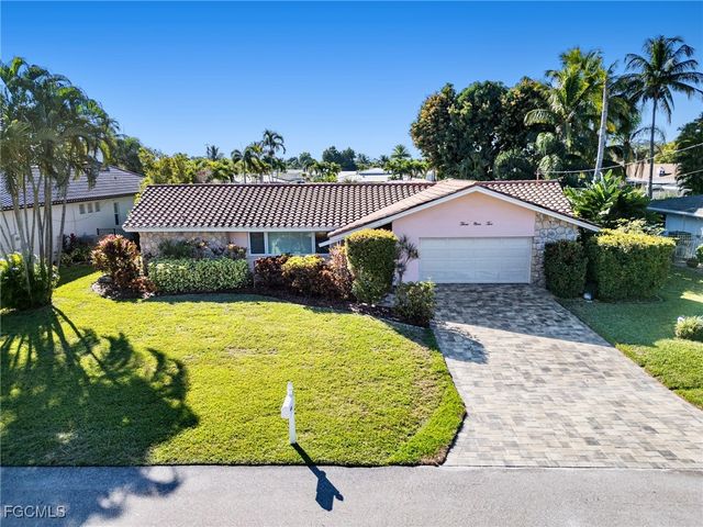 392 Snow DR, Fort Myers, FL 33919