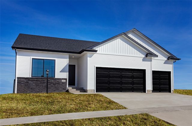 1032 NE 64th Avenue, Des Moines, IA 50313