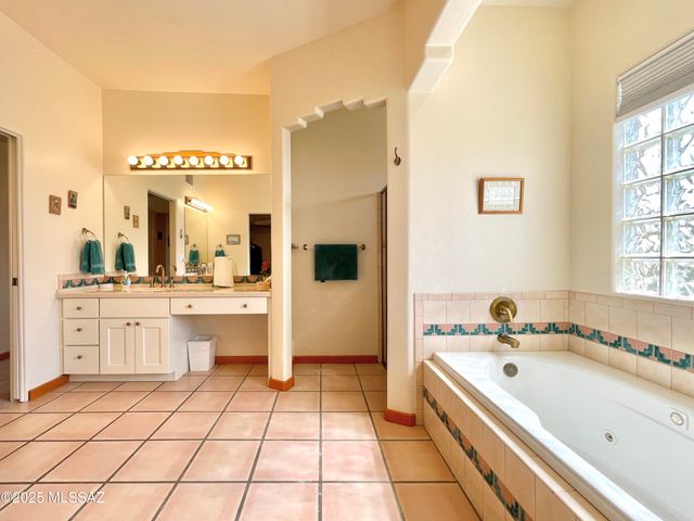 11435 N Skywire Way, Tucson, AZ 85737