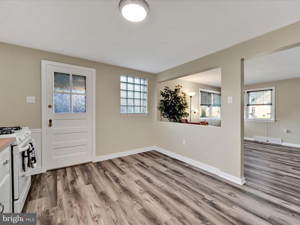 Image 11 of property listing at 754 JUNE ST, York, PA 17404