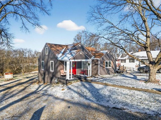 310 S Bluegrass Drive, Bonner Springs, KS 66012