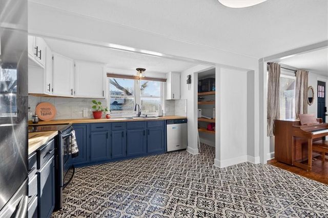 310 S Bluegrass Drive, Bonner Springs, KS 66012