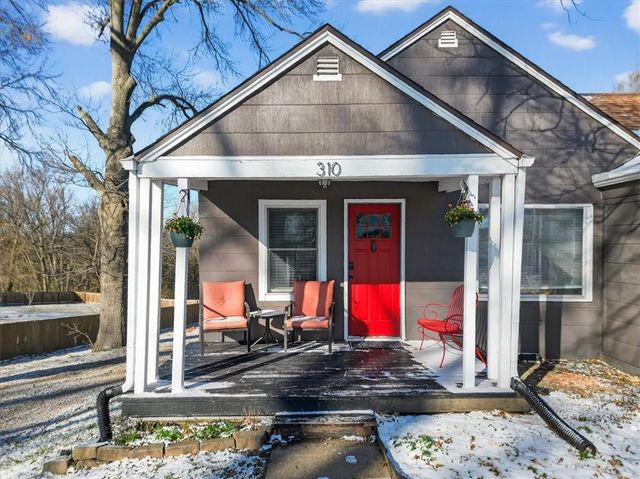 310 S Bluegrass Drive, Bonner Springs, KS 66012