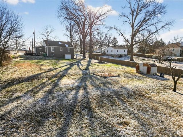 310 S Bluegrass Drive, Bonner Springs, KS 66012