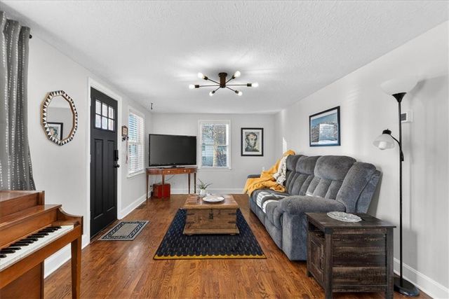 310 S Bluegrass Drive, Bonner Springs, KS 66012