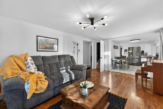 310 S Bluegrass Drive, Bonner Springs, KS 66012