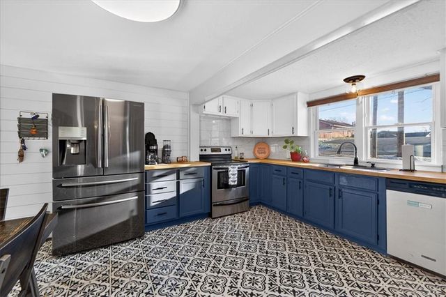 310 S Bluegrass Drive, Bonner Springs, KS 66012