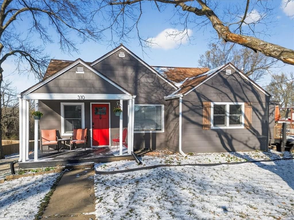 310 S Bluegrass Drive, Bonner Springs, KS 66012