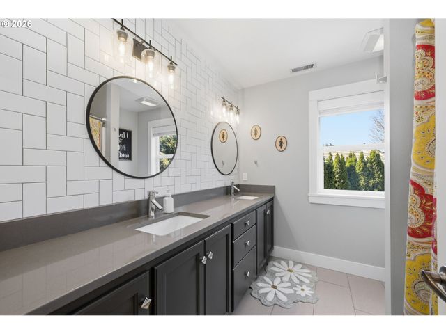 3424 SUSSEX St, Eugene, OR 97401