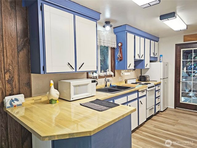 121 Bay View Avenue, Brinnon, WA 98320