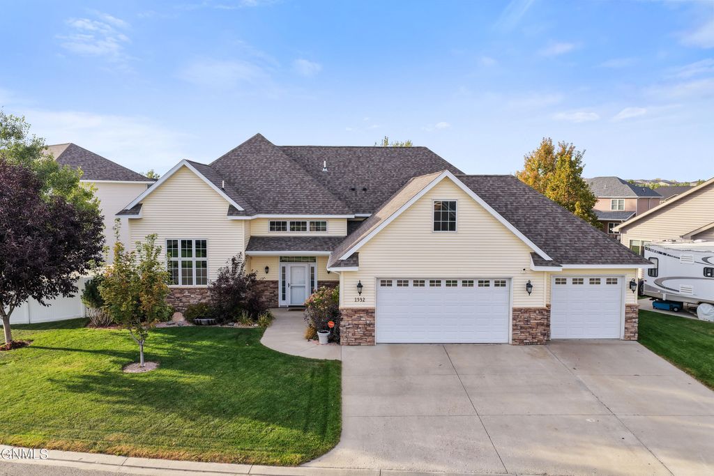 1532 Creekside Drive W, Williston, ND 58801 photo 2
