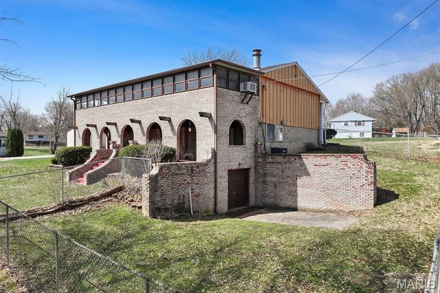 208 Pine Ridge Drive, Godfrey, IL 62035