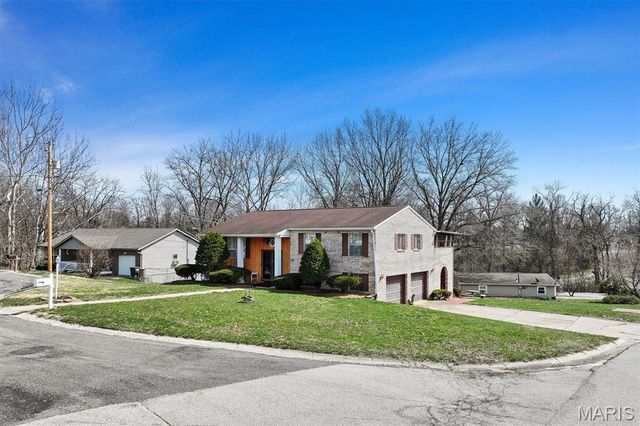 208 Pine Ridge Drive, Godfrey, IL 62035