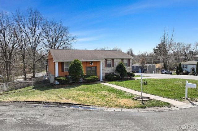 208 Pine Ridge Drive, Godfrey, IL 62035