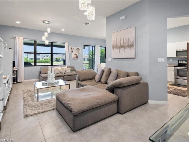 8812 Madrid CIR, Naples, FL 34104