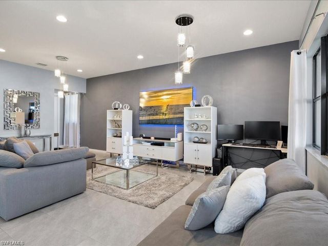 8812 Madrid CIR, Naples, FL 34104