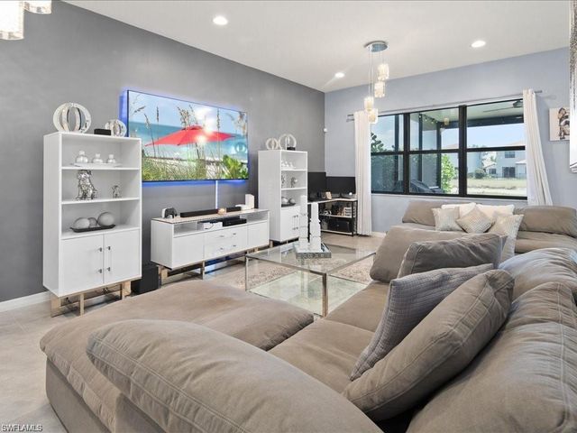 8812 Madrid CIR, Naples, FL 34104
