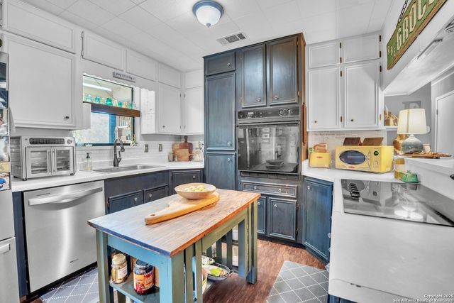 470 Rutledge, Poteet, TX 78065